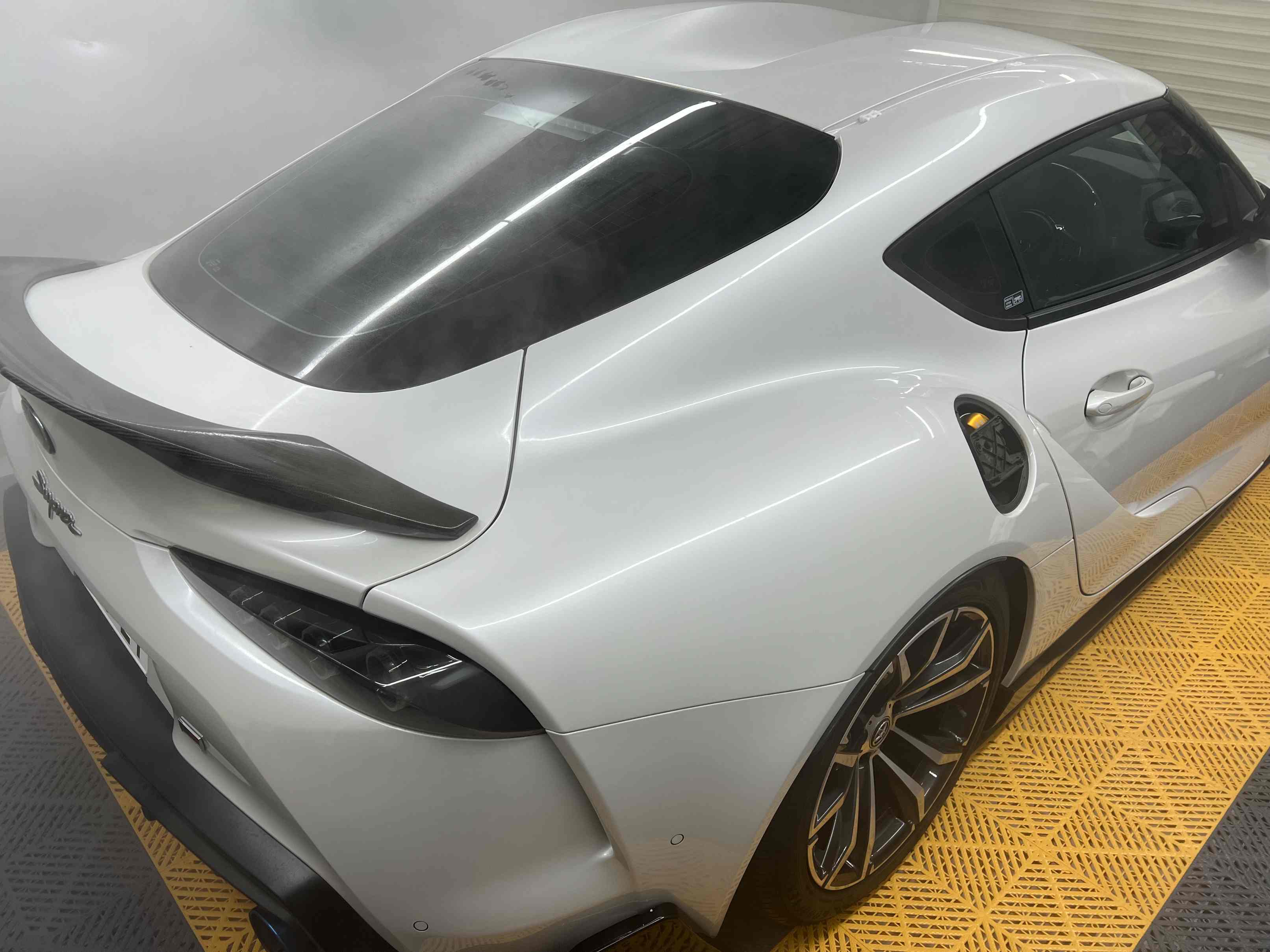 Toyota GR Supra 洗車後 スタジオ内搬入 ミスト降塵 施工準備